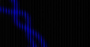 Soyut dijital arkaplan, tüm çerçeve boyunca çarpıcı kontrastlar ve modern dokusal derinlik yaratan, koyu dikey panele çarpan, parlayan bir elektrik mavi ışık dalgası gösteriyor..