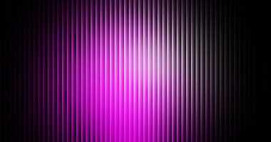 Canlı morumsu ışık, dar, paralel dikey çizgiler arasında parlayan merkezi bir ışık yaratarak sağ taraftaki koyu siyah gölgelere dönüşür ve soyut bir görsel doku sunar..