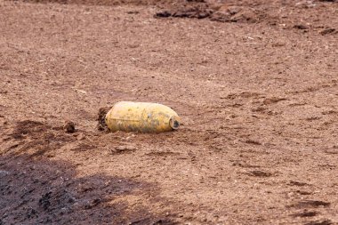 Tarla sürme mevsiminde kırsal arazide patlamamış savaş bombası bulundu. Savaş sonrası tehlike ve güvenlik tepkisi gibi ıssız topraklarda terk edilmiş savaş kalıntıları bulundu.