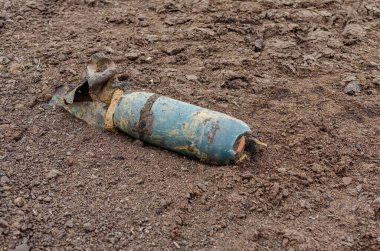 Tarla sürme mevsiminde kırsal arazide patlamamış savaş bombası bulundu. Savaş sonrası tehlike ve güvenlik tepkisi gibi ıssız topraklarda terk edilmiş savaş kalıntıları bulundu.