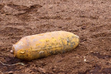 Tarla sürme mevsiminde kırsal arazide patlamamış savaş bombası bulundu. Savaş sonrası tehlike ve güvenlik tepkisi gibi ıssız topraklarda terk edilmiş savaş kalıntıları bulundu.