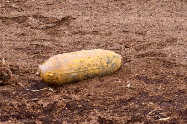 Tarla sürme mevsiminde kırsal arazide patlamamış savaş bombası bulundu. Savaş sonrası tehlike ve güvenlik tepkisi gibi ıssız topraklarda terk edilmiş savaş kalıntıları bulundu.