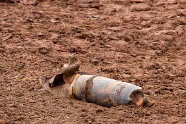 Tarla sürme mevsiminde kırsal arazide patlamamış savaş bombası bulundu. Savaş sonrası tehlike ve güvenlik tepkisi gibi ıssız topraklarda terk edilmiş savaş kalıntıları bulundu.
