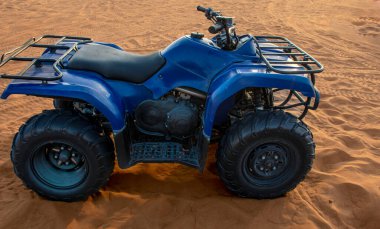 Dubai 'deki çöl safarisinde dörtlü bisiklete binmek için kullanılan ATV aracının yan görüntüsü