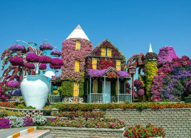 Dubai Mucize Bahçesi 'nde çiçek ev heykeli