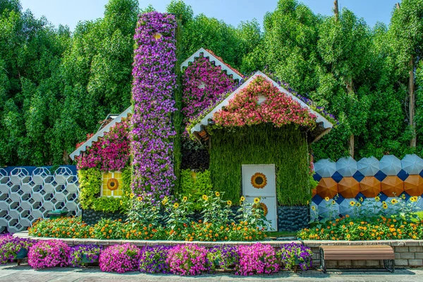 Dubai Mucize Bahçesi 'nde çiçek desenli ev heykeli