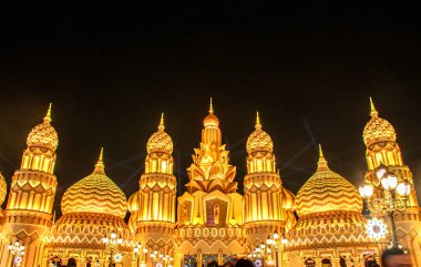 Dubai 'deki Küresel Köy' de canlı, aydınlık kamaralar