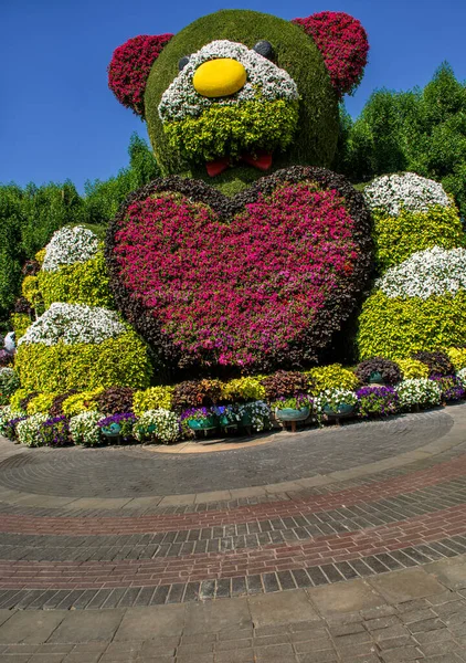 Dubai Mucize Bahçesi 'nde büyük bir akciğer biçimli çiçek heykeli.