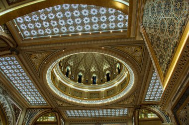 Abu Dabi 'deki başkanlık sarayı olarak bilinen Qasr Al Watan' daki çok güzel bir tavan tasarımı.