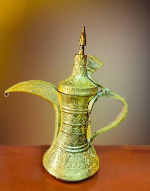 Dallah olarak bilinen geleneksel Arap kahve demliği
