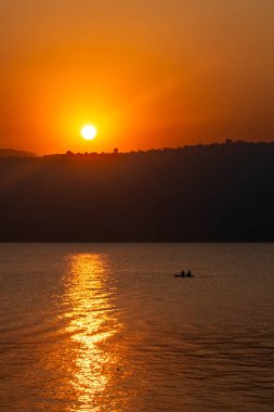 Nehir kenarındaki günbatımının görkemli manzarası