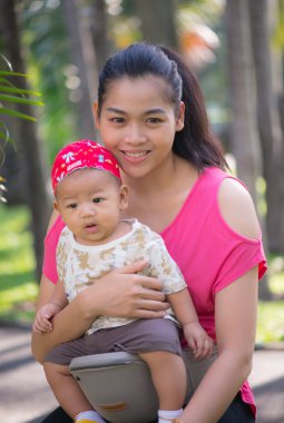 Anne ve oğlu parkta.