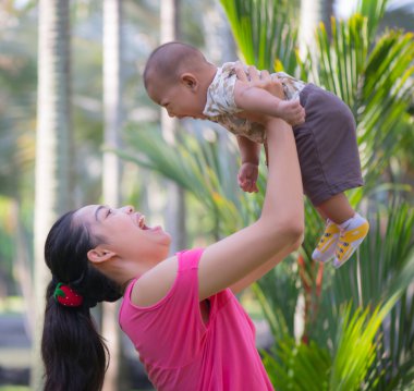 Anne ve oğlu parkta.