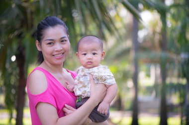 Anne ve oğlu parkta.