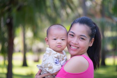 Anne ve oğlu parkta.