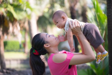 Anne ve oğlu parkta.