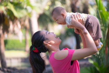 Anne ve oğlu parkta.