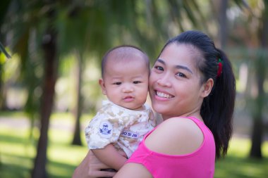 Anne ve oğlu parkta.