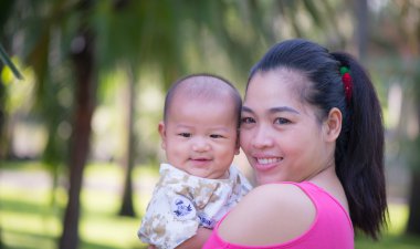 Anne ve oğlu parkta.