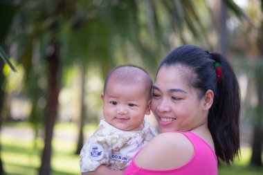 Anne ve oğlu parkta.