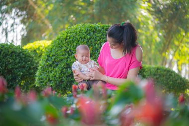 Anne ve oğlu parkta.