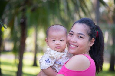 Anne ve oğlu parkta.