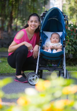 Anne ve oğlu parkta.