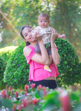 Anne ve oğlu parkta.