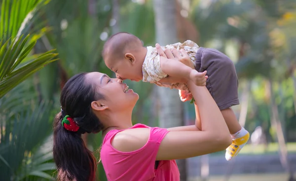 Anne ve oğlu parkta.