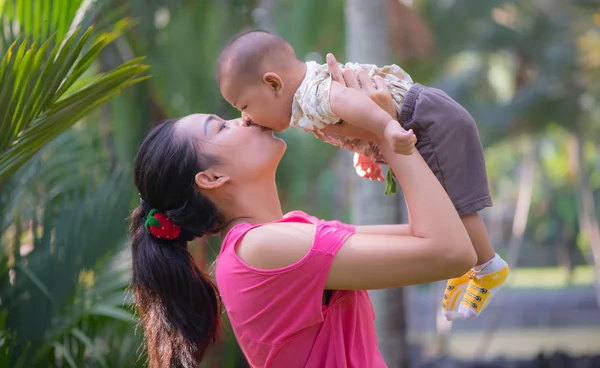 Anne ve oğlu parkta.