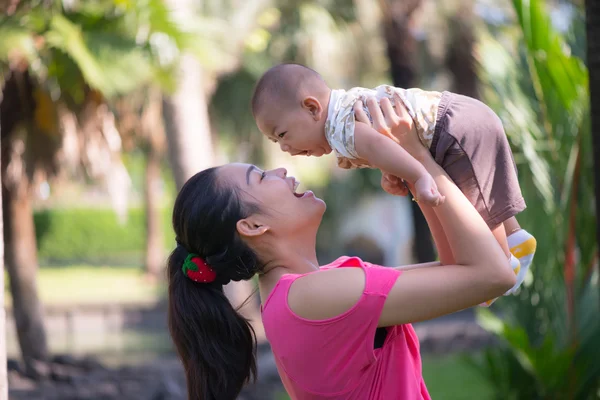 Anne ve oğlu parkta.