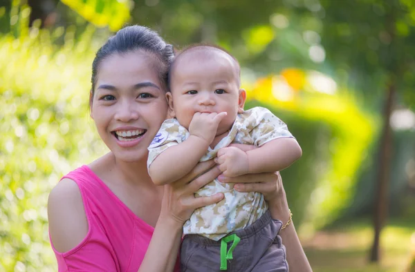 Anne ve oğlu parkta.