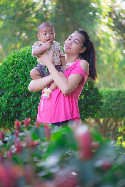 Anne ve oğlu parkta.