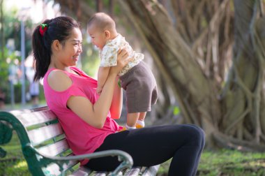 Anne ve oğlu parkta.