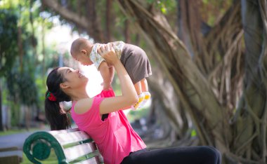 Anne ve oğlu parkta.