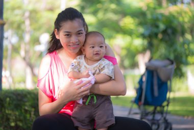 Anne ve oğlu parkta.