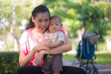 Anne ve oğlu parkta.