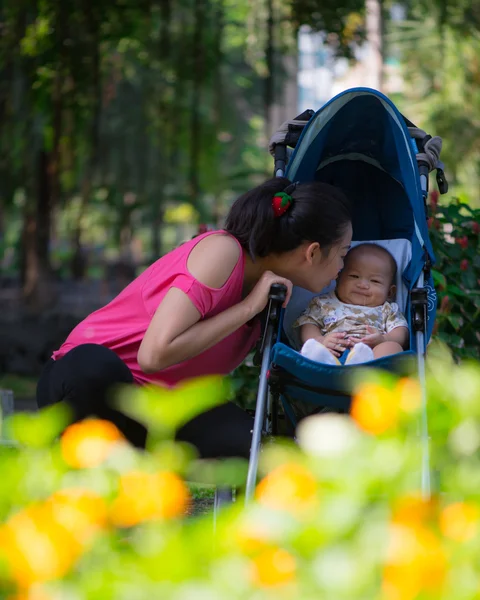 Anne ve oğlu parkta.