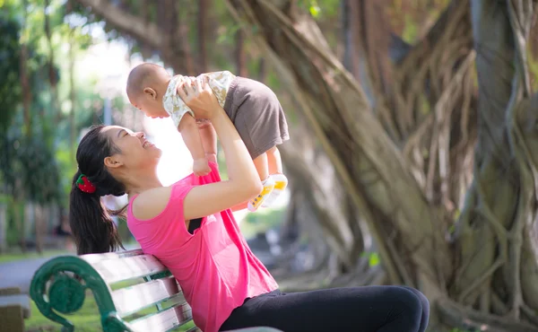 Anne ve oğlu parkta.