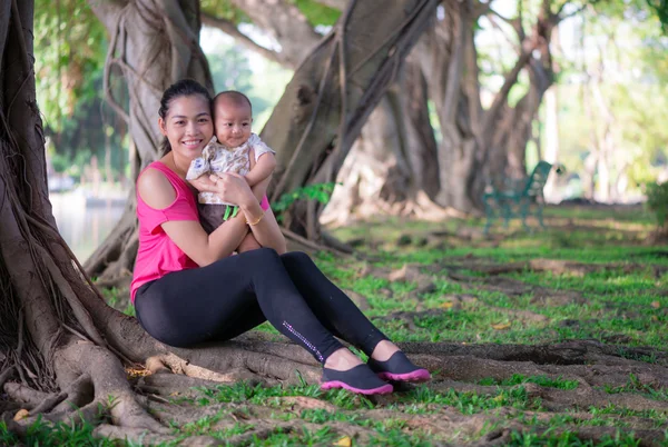 Anne ve oğlu parkta.