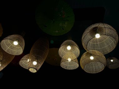 Karanlıkta parlayan ışıkların farklı abajur modelleriyle izole edilmiş fotoğrafı.