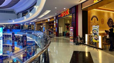 5 Ekim 2025 'te Endonezya' nın Yogyakarta kentindeki Pakuwon AVM 'nin yakınındaki koridor atmosferine bakın.