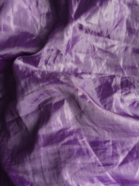 Pürüzsüz kumaş ve detaylı tekstil yapısına sahip yüksek çözünürlüklü mor kumaş dokusu. Lüks markalar, moda görselleri, davetiyeler ve soyut tasarım tasarımları için zengin ve zarif bir arka plan..