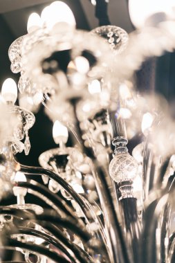 Kristal avizeyi yaklaştır.