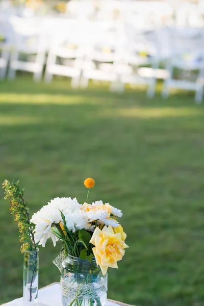 Elegance table set up white, green and yellow flowers theme, sel — Stock Photo, Image