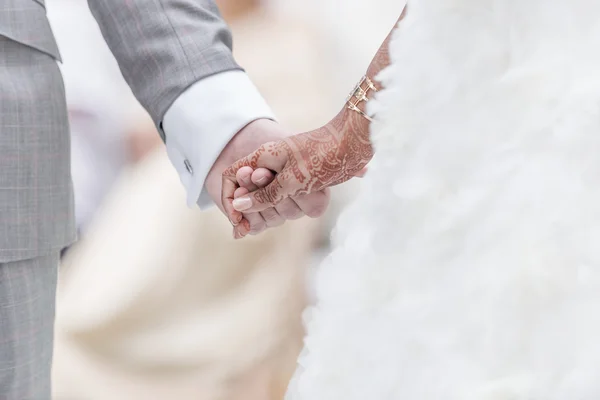 Drželi se za ruce v indické svatební rituál. — Stock fotografie