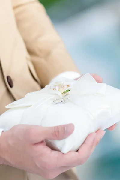 枕の上の結婚指輪 — ストック写真