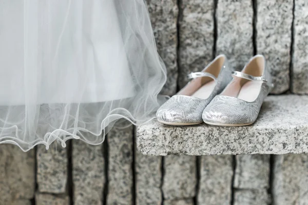 Vestido de noiva de uma criança desligando — Fotografia de Stock