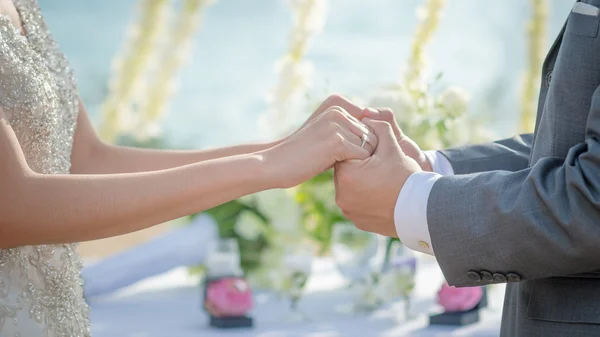 Homem & Mulher de mãos dadas na cerimônia de casamento — Fotografia de Stock