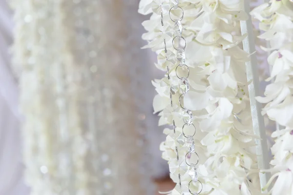 Цветы белой орхидеи и хрустальные украшения — стоковое фото